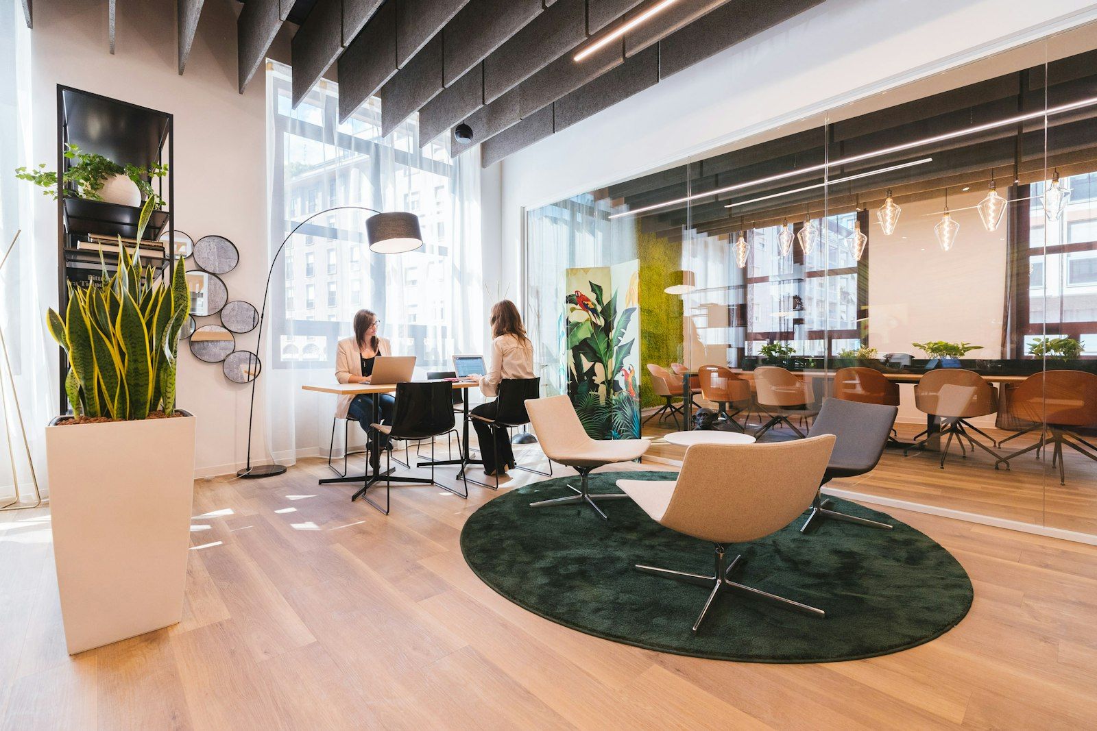 Lounge and hot desks